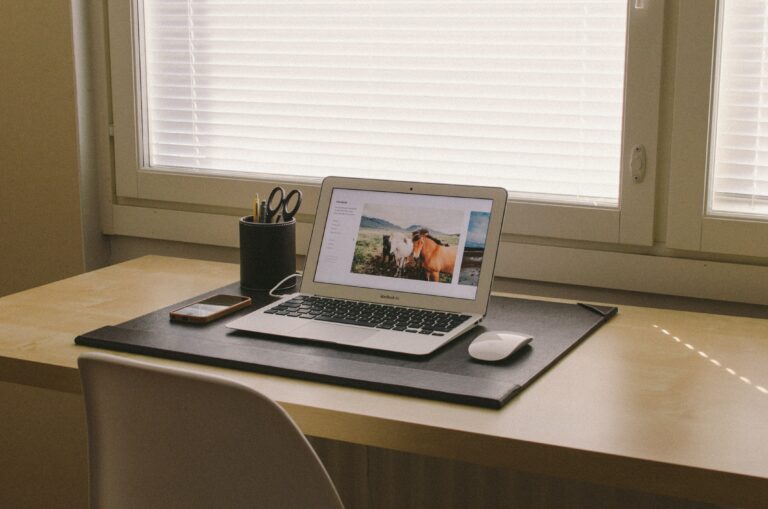 7 Tips for Keeping a Clean Desk